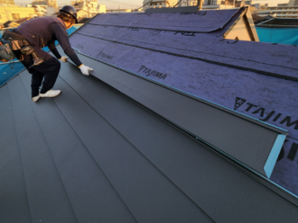 屋根に設置されるガルバリウム鋼板